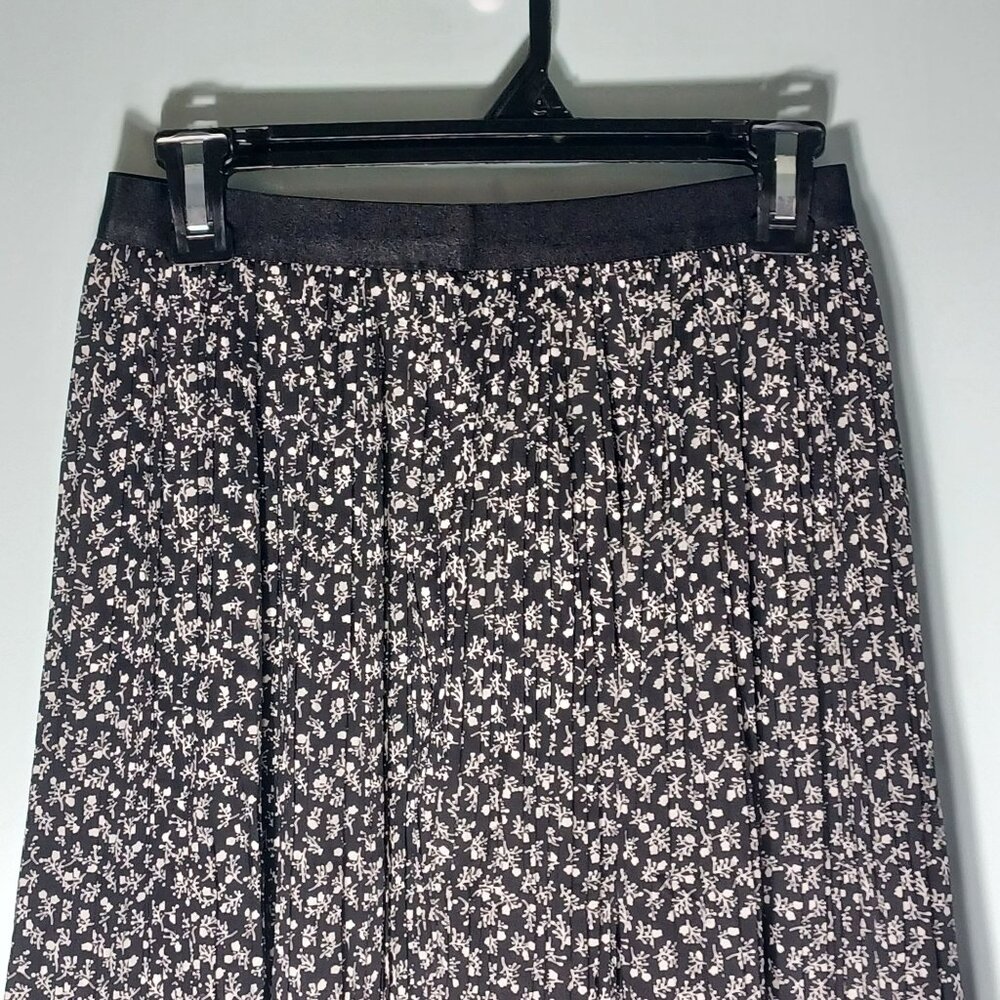 Womens Midi Skirt Size Medium Pleated Black Floral Dark Cottage Boho Western - Picture 2 of 8